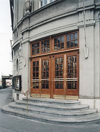 Portal mit Messingbeschl&auml;gen
&nbsp;&nbsp;&nbsp;&nbsp;&nbsp;&nbsp;&nbsp;&nbsp;&nbsp;&nbsp;&nbsp; und Verglasung
